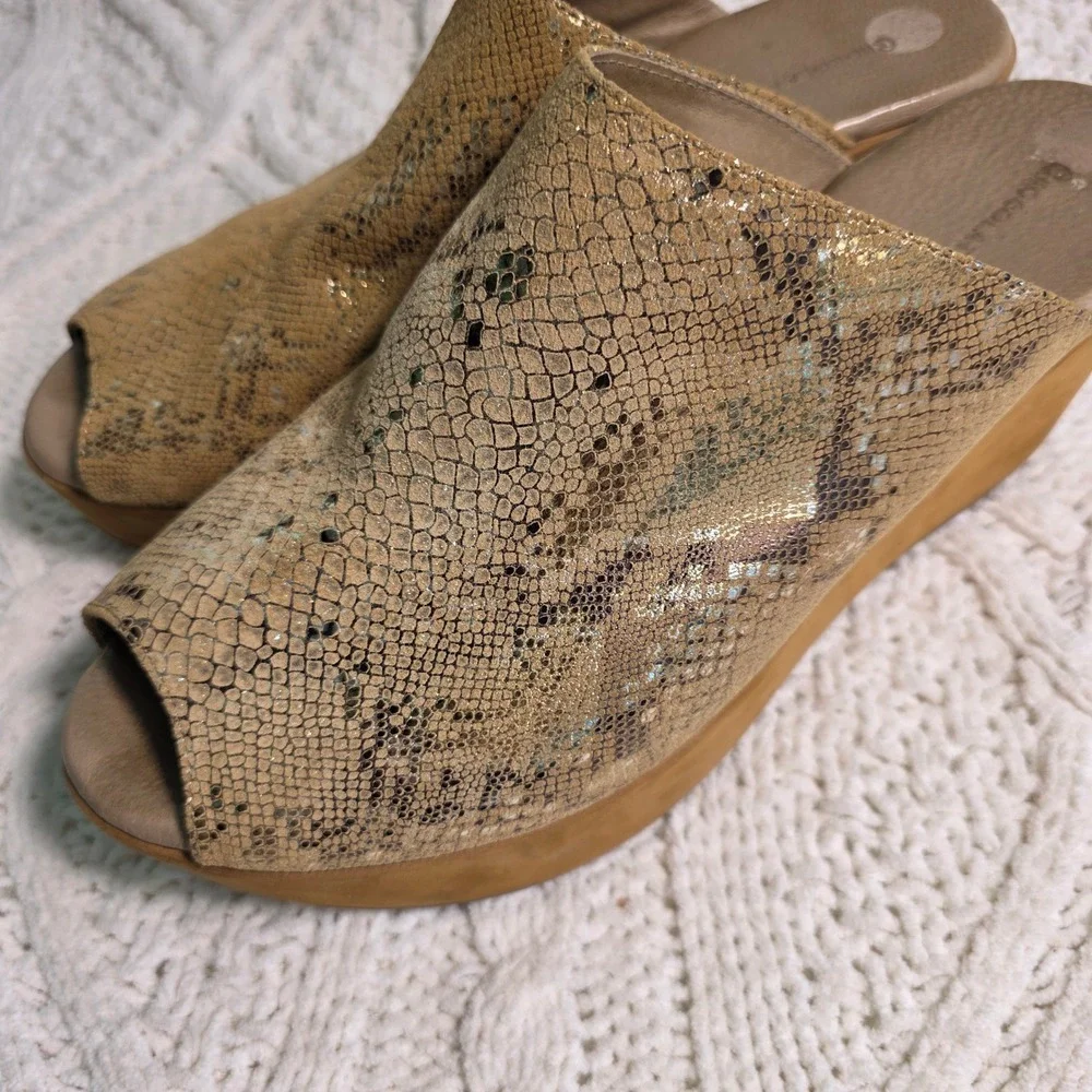 Chocolat Blu Yiona Wedge Sandals Gold Snakeskin‎ Peep Toe Women 10 Excellent